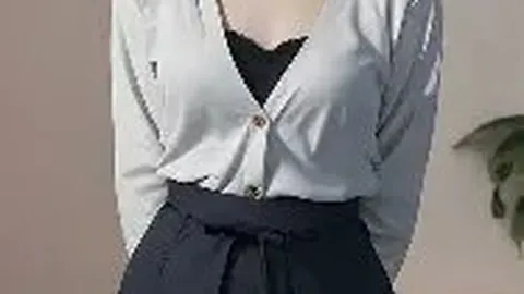 杨颖街头被拍到，悠闲做脚部美甲，环境朴实接地气